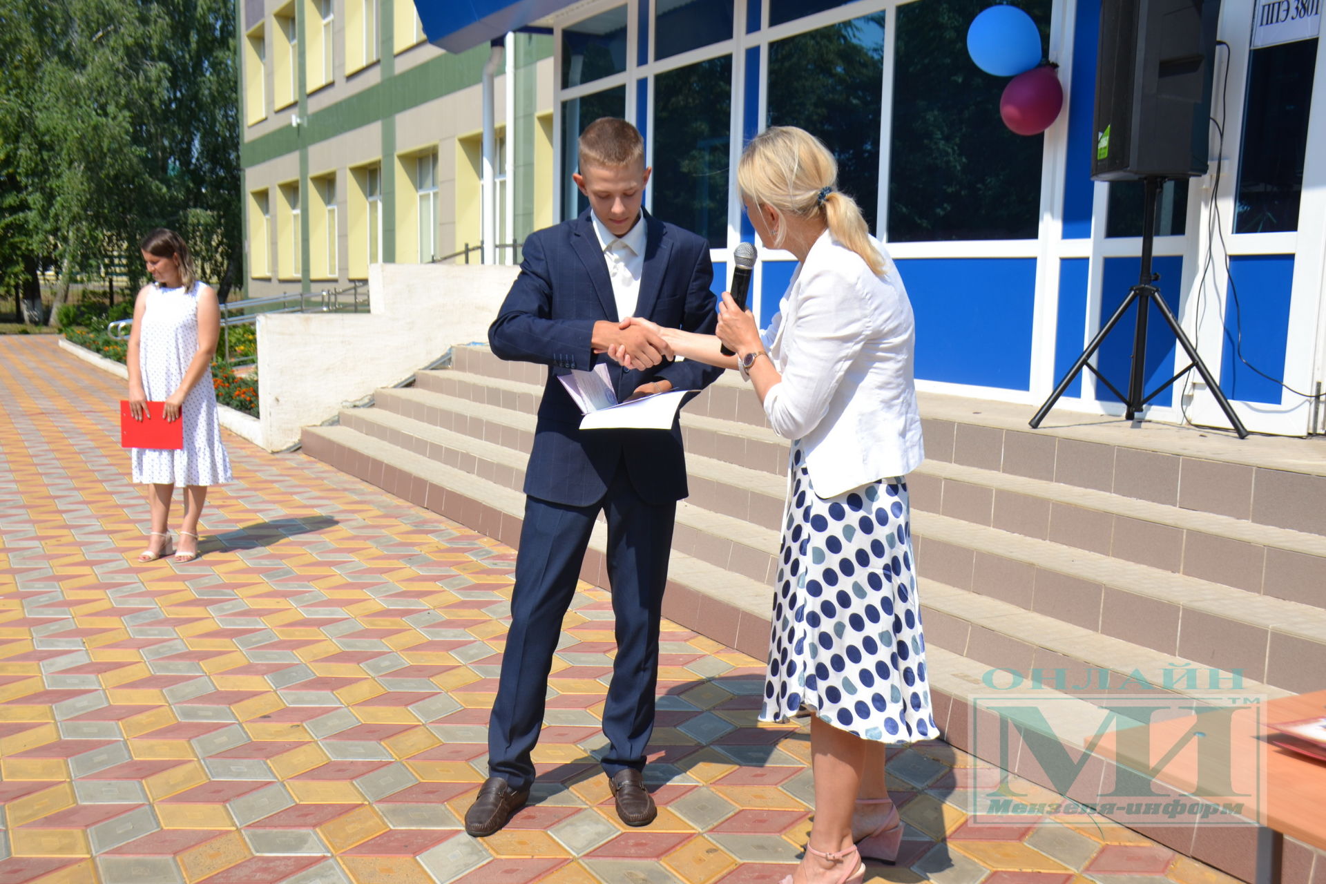 В средней школе №3 города Мензелинск в торжественной обстановке выпускникам 9 класса были вручены аттестаты