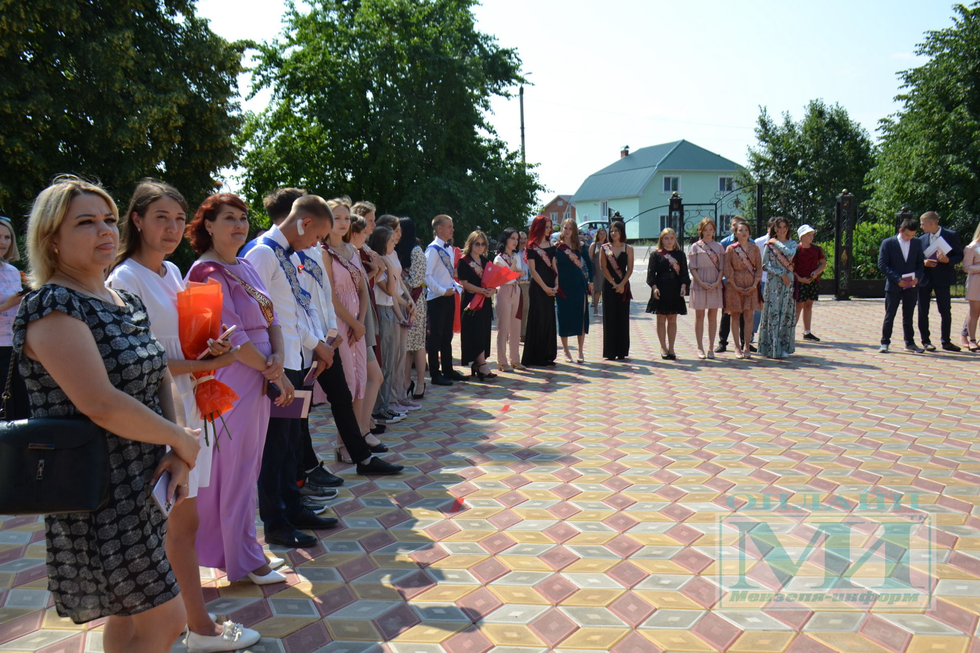 В средней школе №3 города Мензелинск в торжественной обстановке выпускникам 9 класса были вручены аттестаты