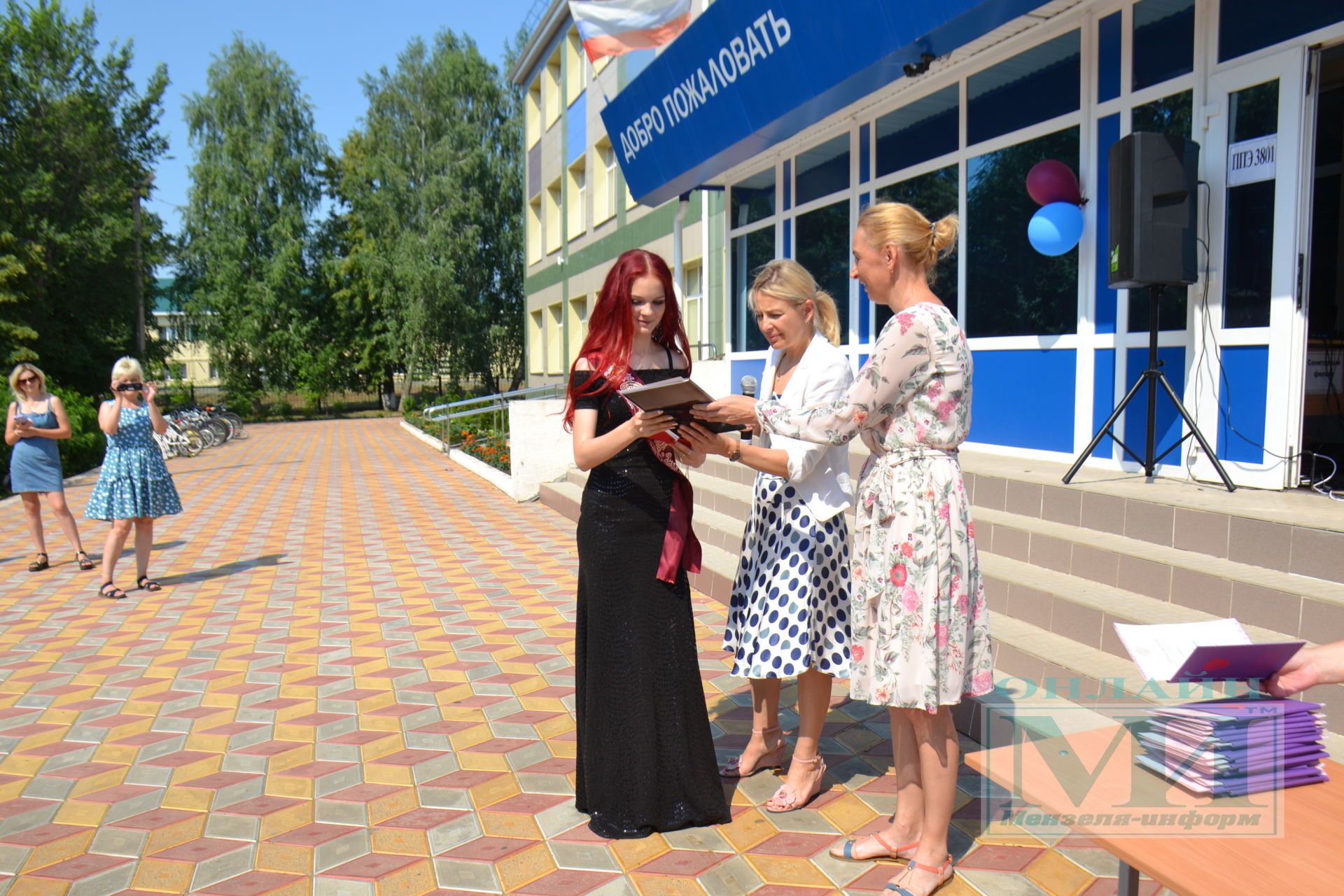 В средней школе №3 города Мензелинск в торжественной обстановке выпускникам 9 класса были вручены аттестаты