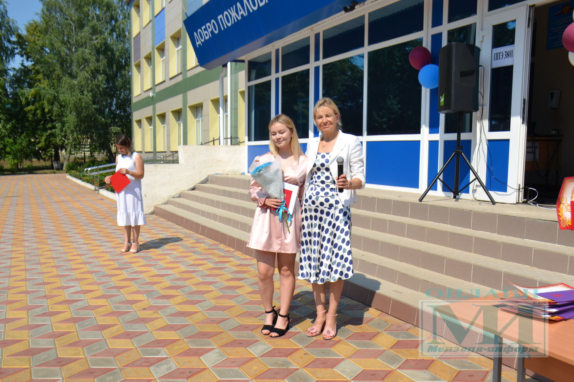 В средней школе №3 города Мензелинск в торжественной обстановке выпускникам 9 класса были вручены аттестаты