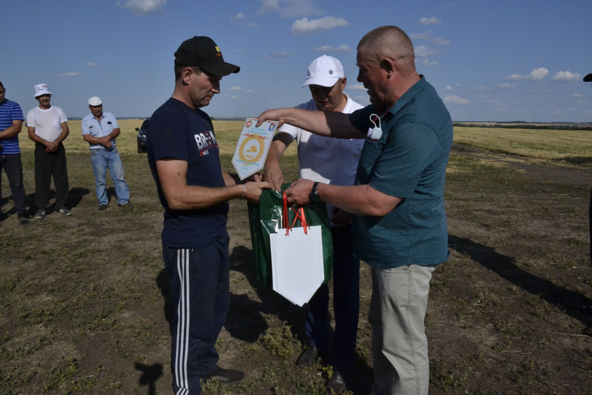 Передовым комбайнерам были вручены вымпелы ТАТМЕДИА