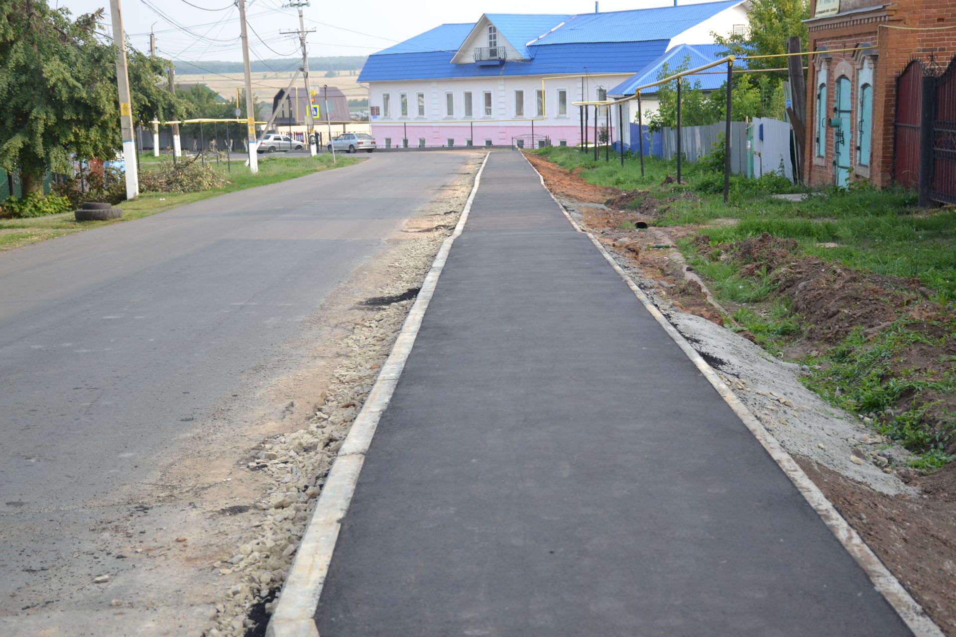 В Мензелинске на средства самообложения строят тротуар по улице Ленина до набережной