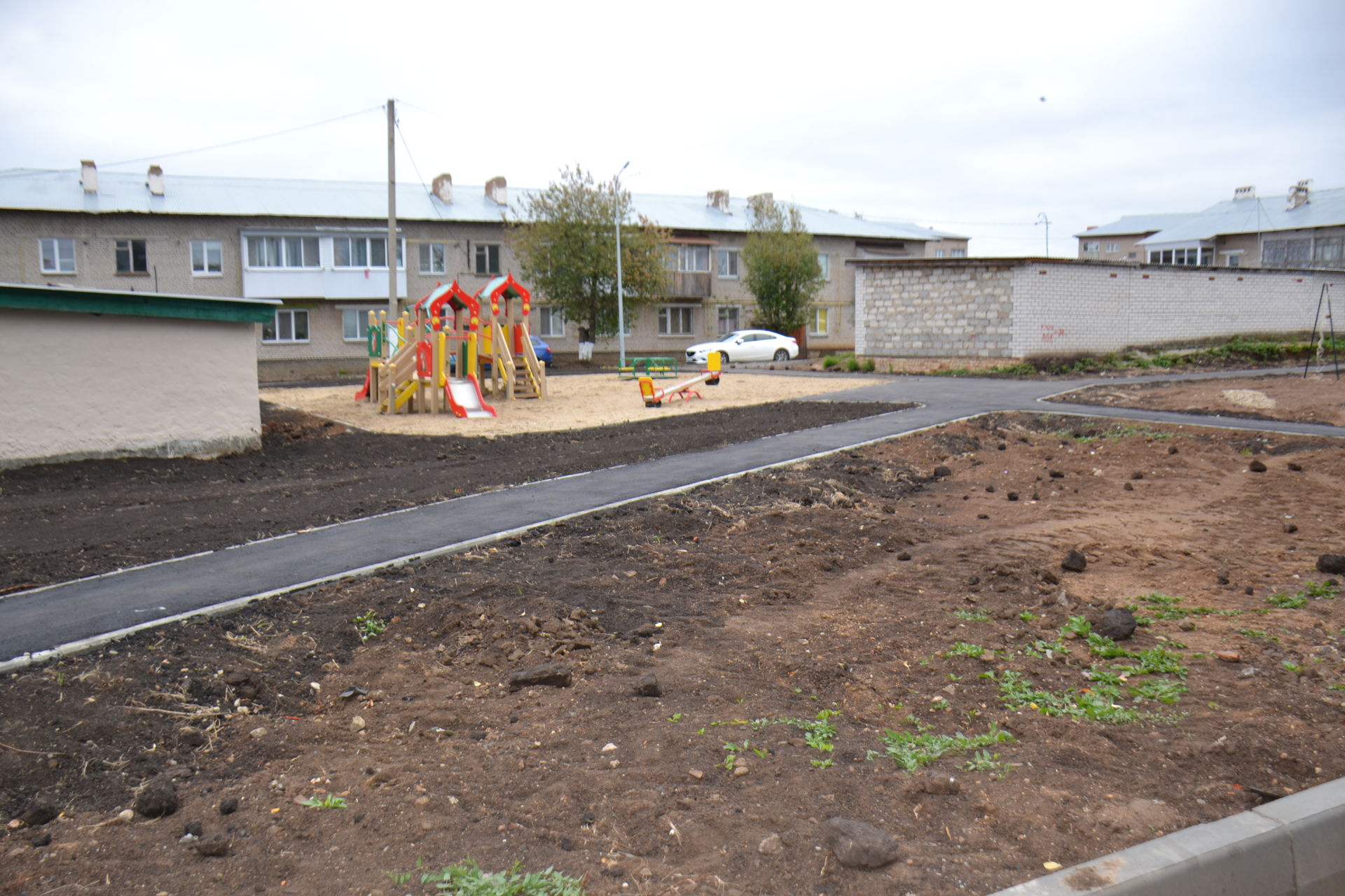 В Мензелинске благоустраиваются три двора для десяти многоквартирных домов