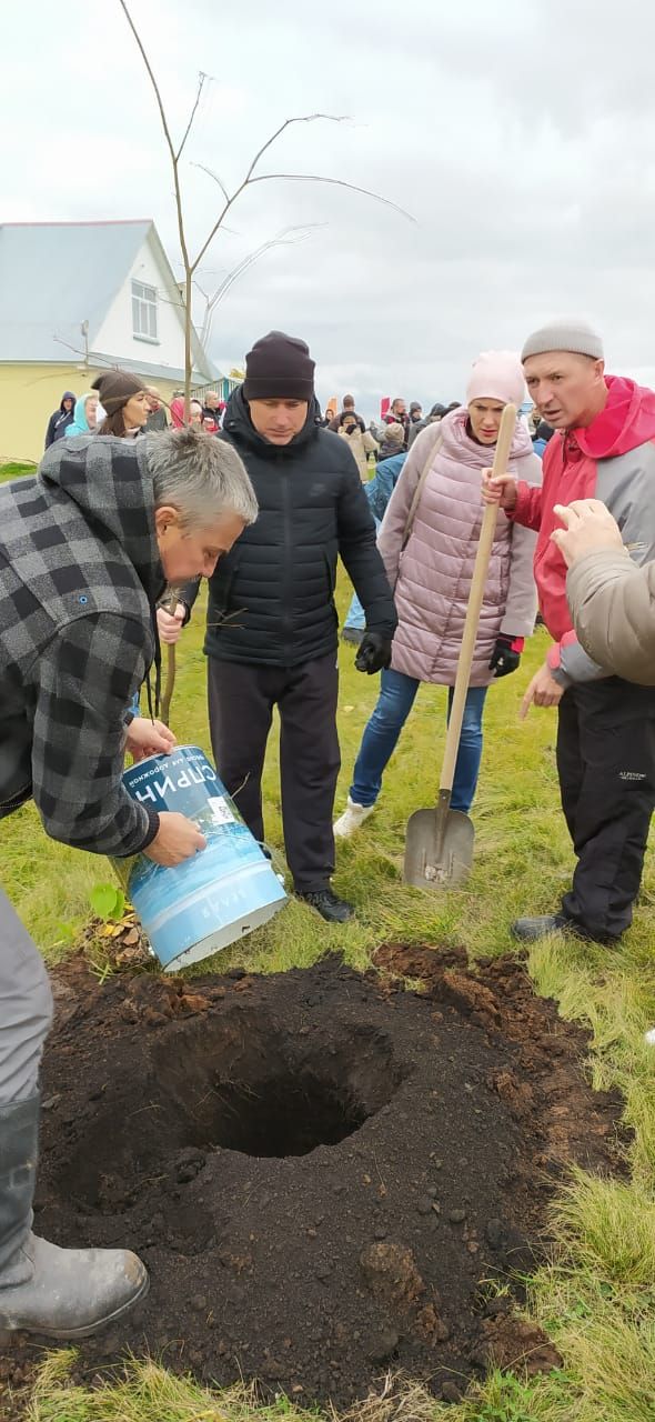 В Мензелинске почтили память разбившихся год назад парашютистов