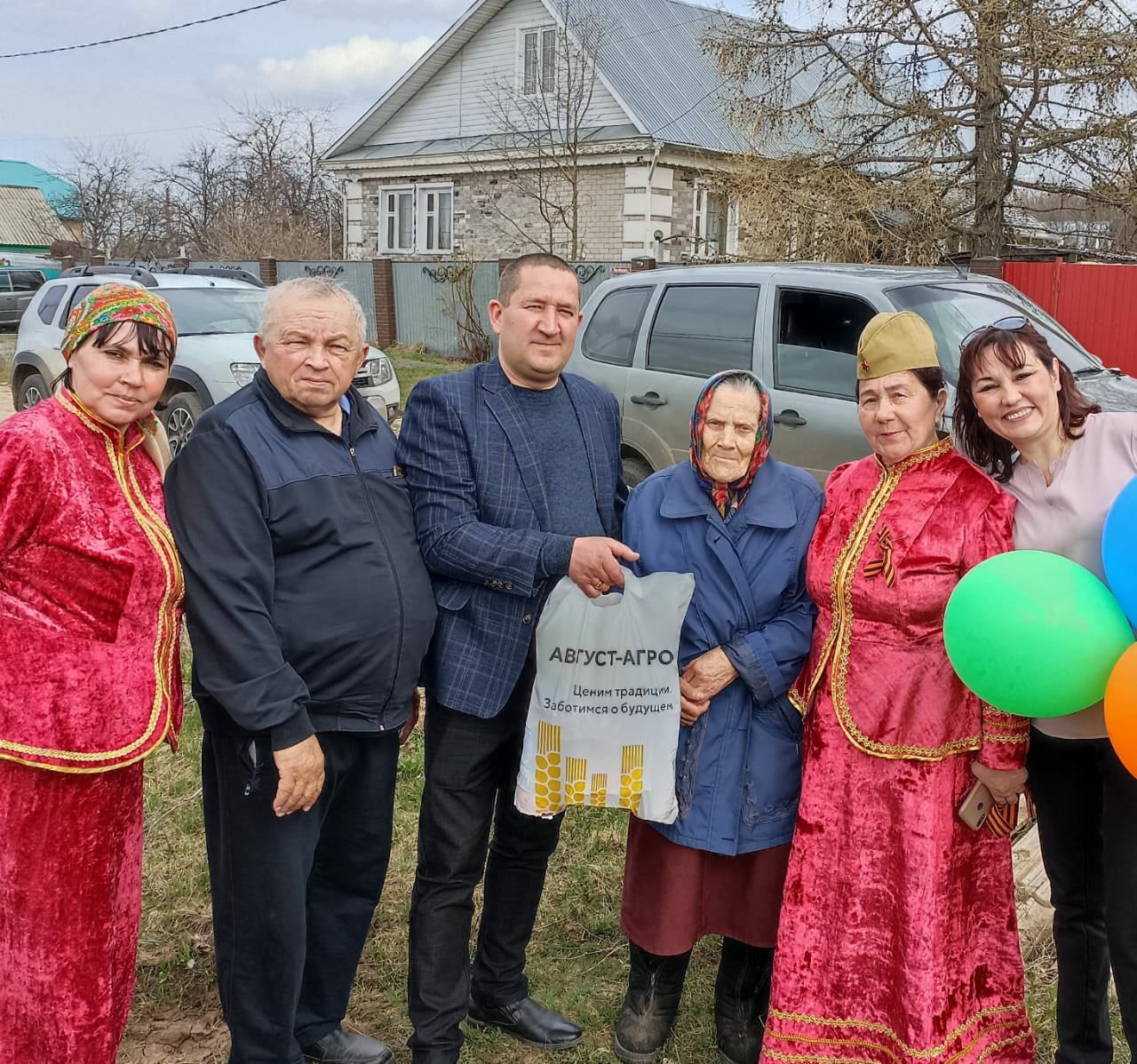 ООО "Август-Муслюм" и главы поселений вручили подарки ветеранам и труженикам тыла