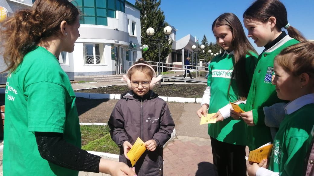 Активисты экологического движения СОШ №2 Мензелинска провели акцию "Нет! Запуску воздушных шаров"