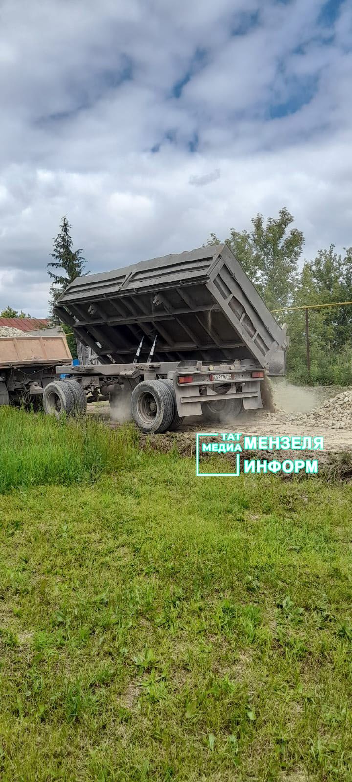 Перед Праздником села на улице деревни Куяново настелили щебенку