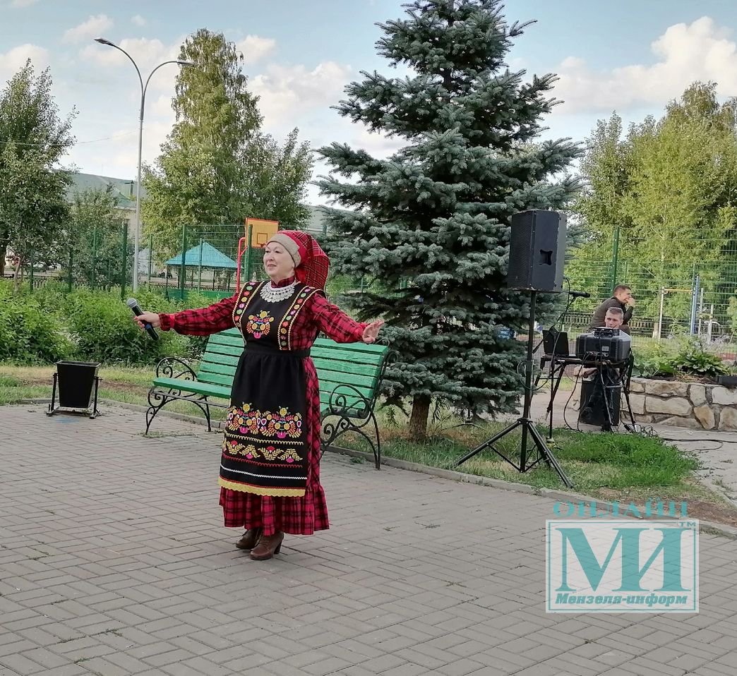 Под исполнение сельских самодеятельных артистов мензелинцы пели и танцевали