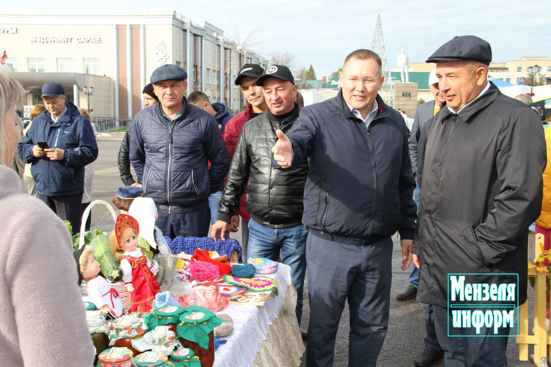 В Мензелинске прошла ярмарка осеннего изобилия