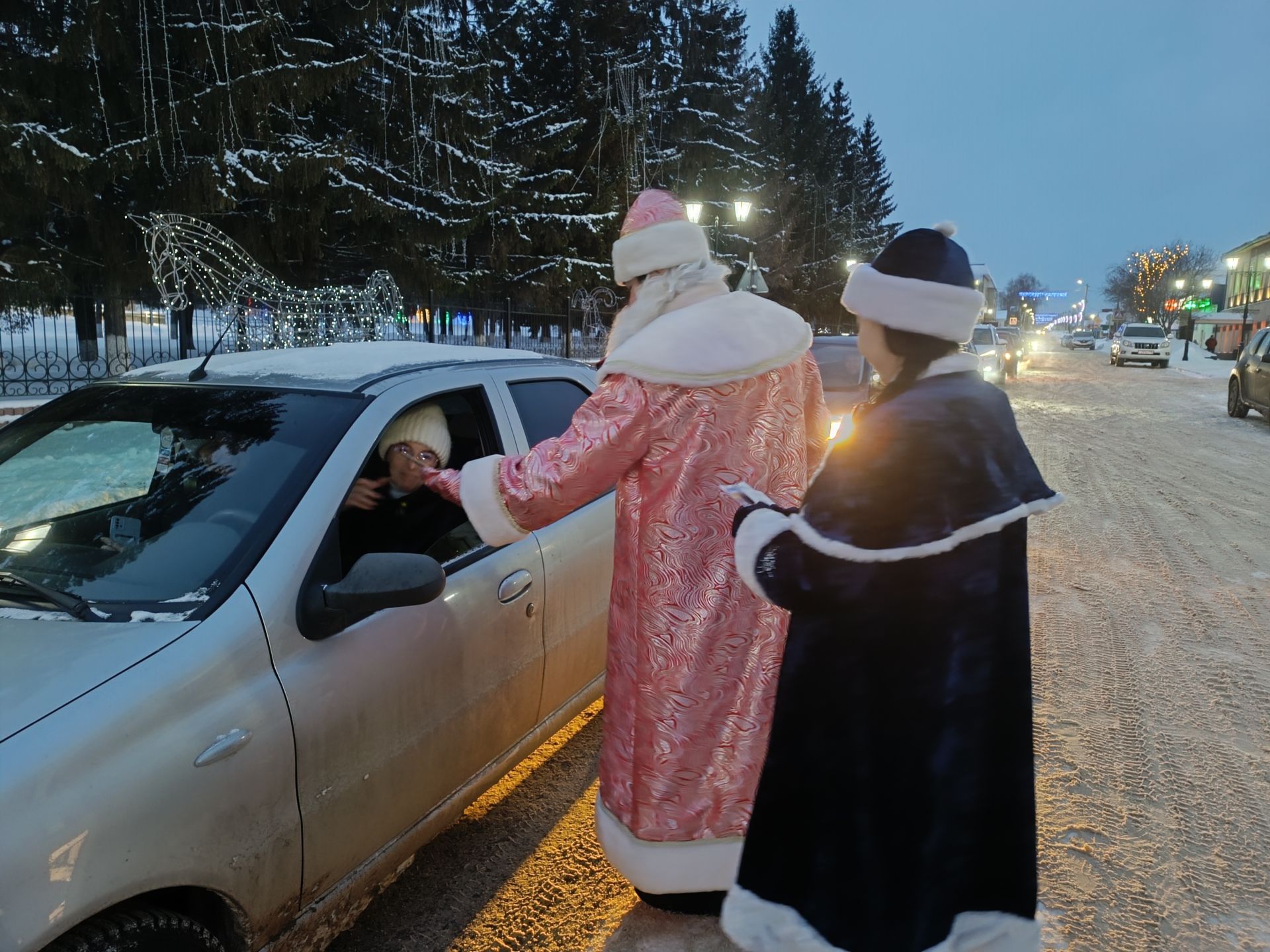 В новогодние дни сотрудники Госавтоинспекции по Мензелинскому району, совместно с сотрудниками полиции, ПДН и ГБУ БДД в костюмах Деда Мороза и Снегурочки провели акцию «С новым годом, водитель!»