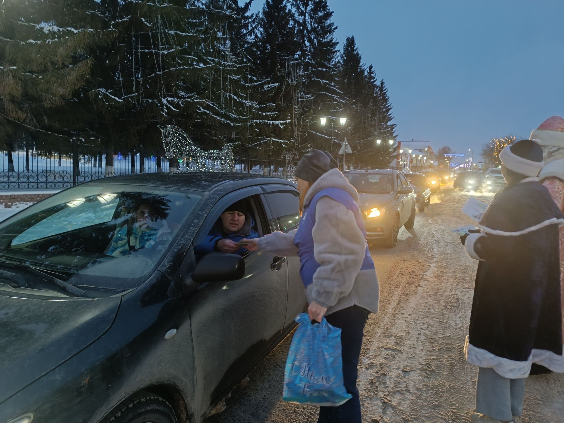 В новогодние дни сотрудники Госавтоинспекции по Мензелинскому району, совместно с сотрудниками полиции, ПДН и ГБУ БДД в костюмах Деда Мороза и Снегурочки провели акцию «С новым годом, водитель!»