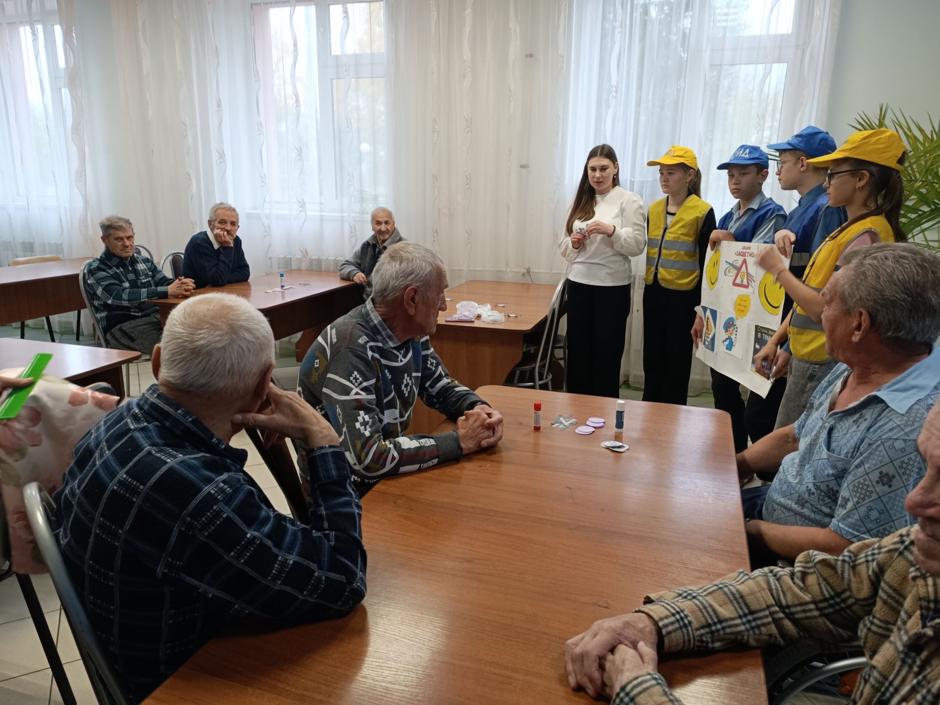 В Мензелинске дети рассказали пожилым основные правила безопасного поведения на дороге