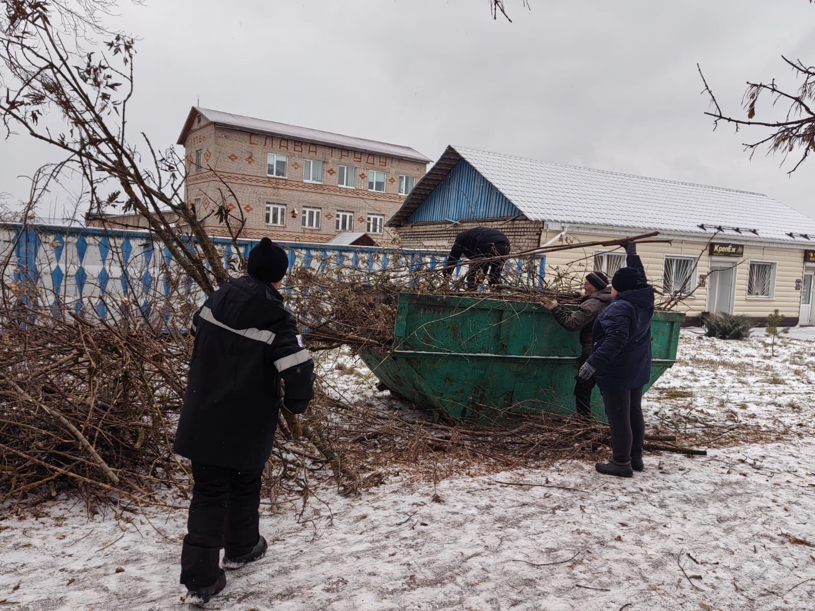 На православном кладбище проходит очередной субботник