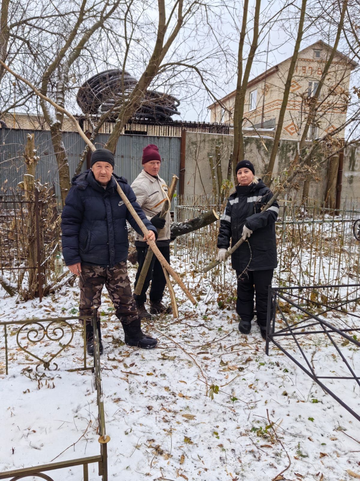 На православном кладбище проходит очередной субботник