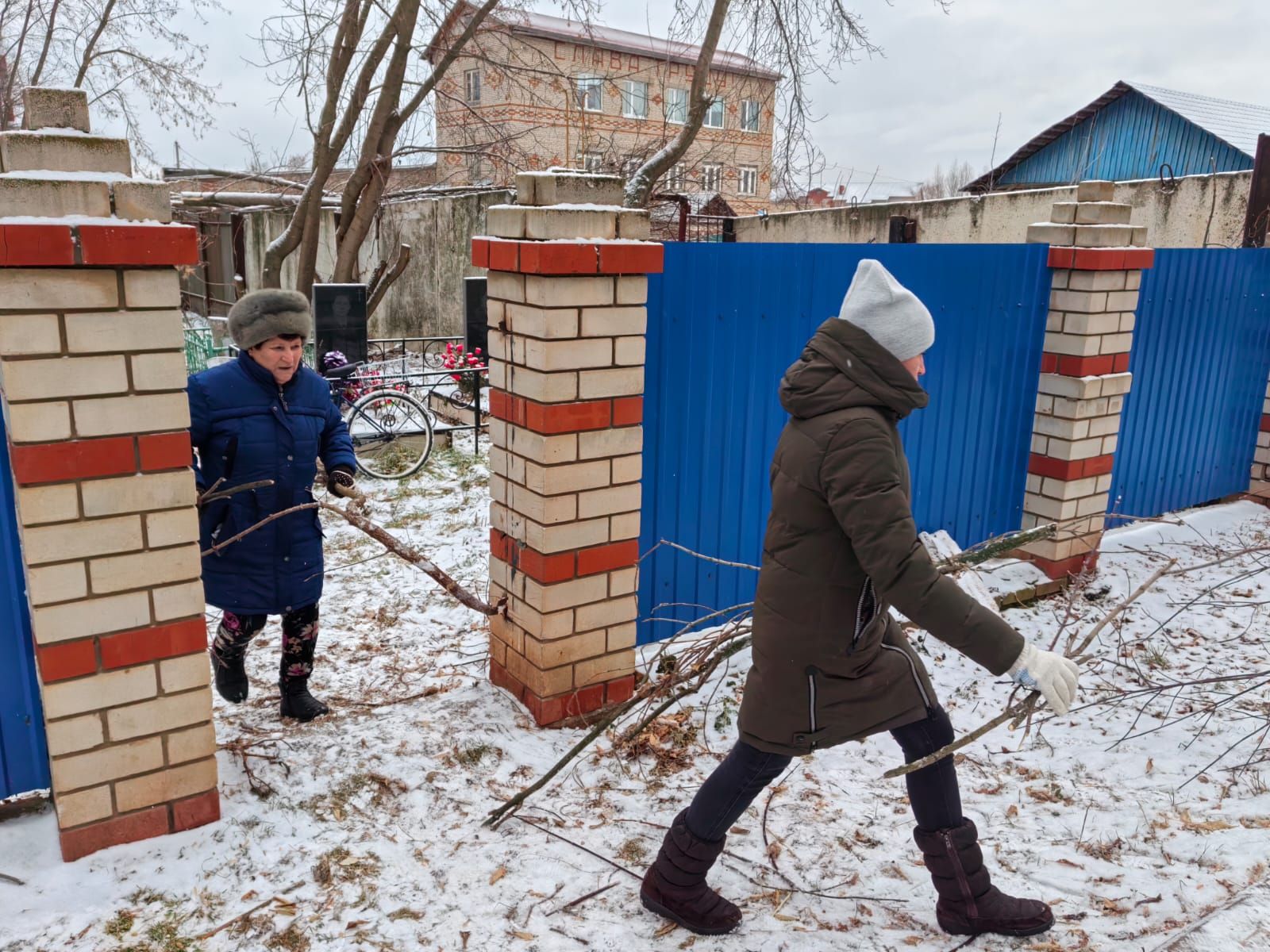 На православном кладбище проходит очередной субботник