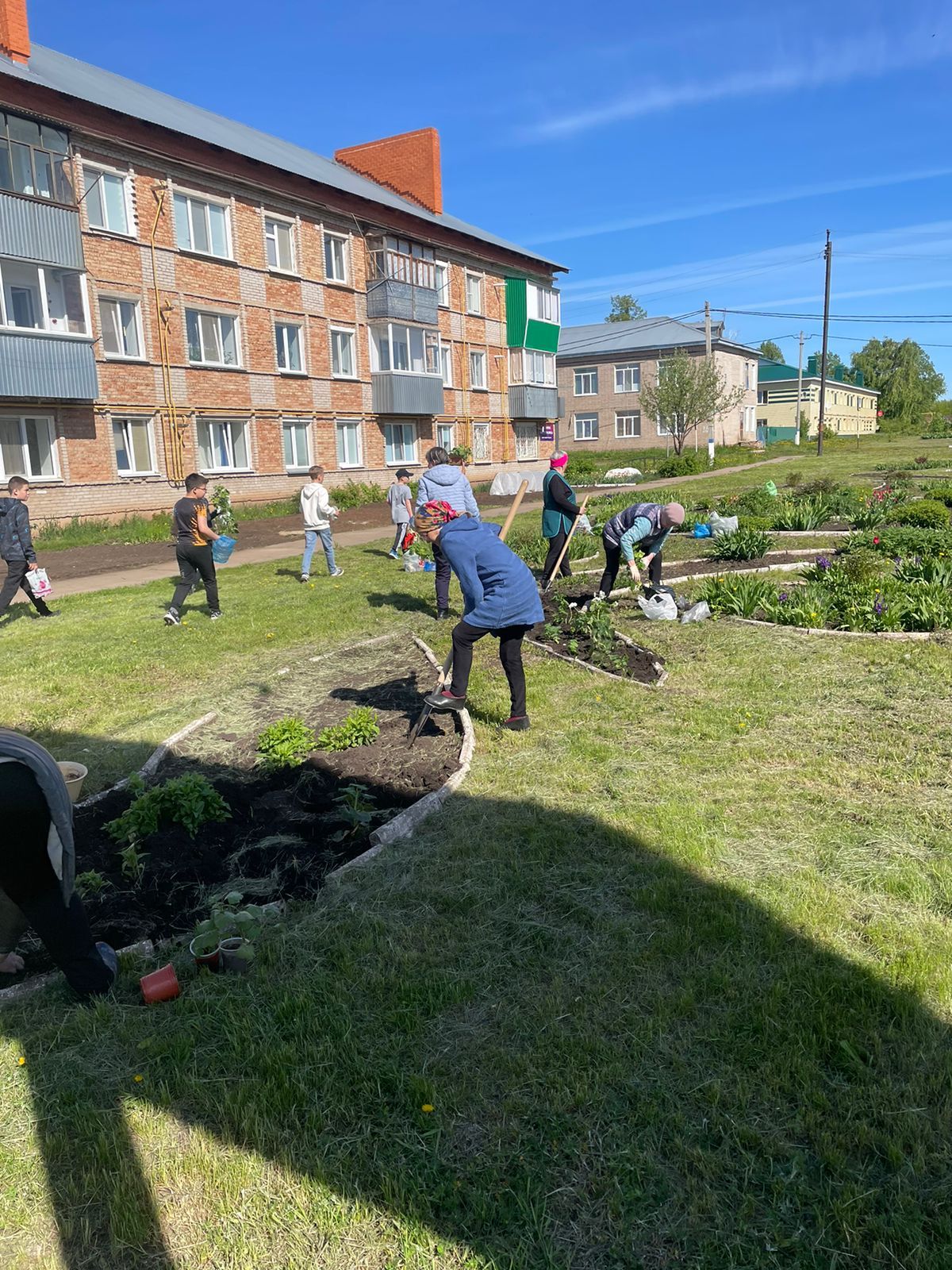 В Мензелинске продолжается работы по озеленению территорий