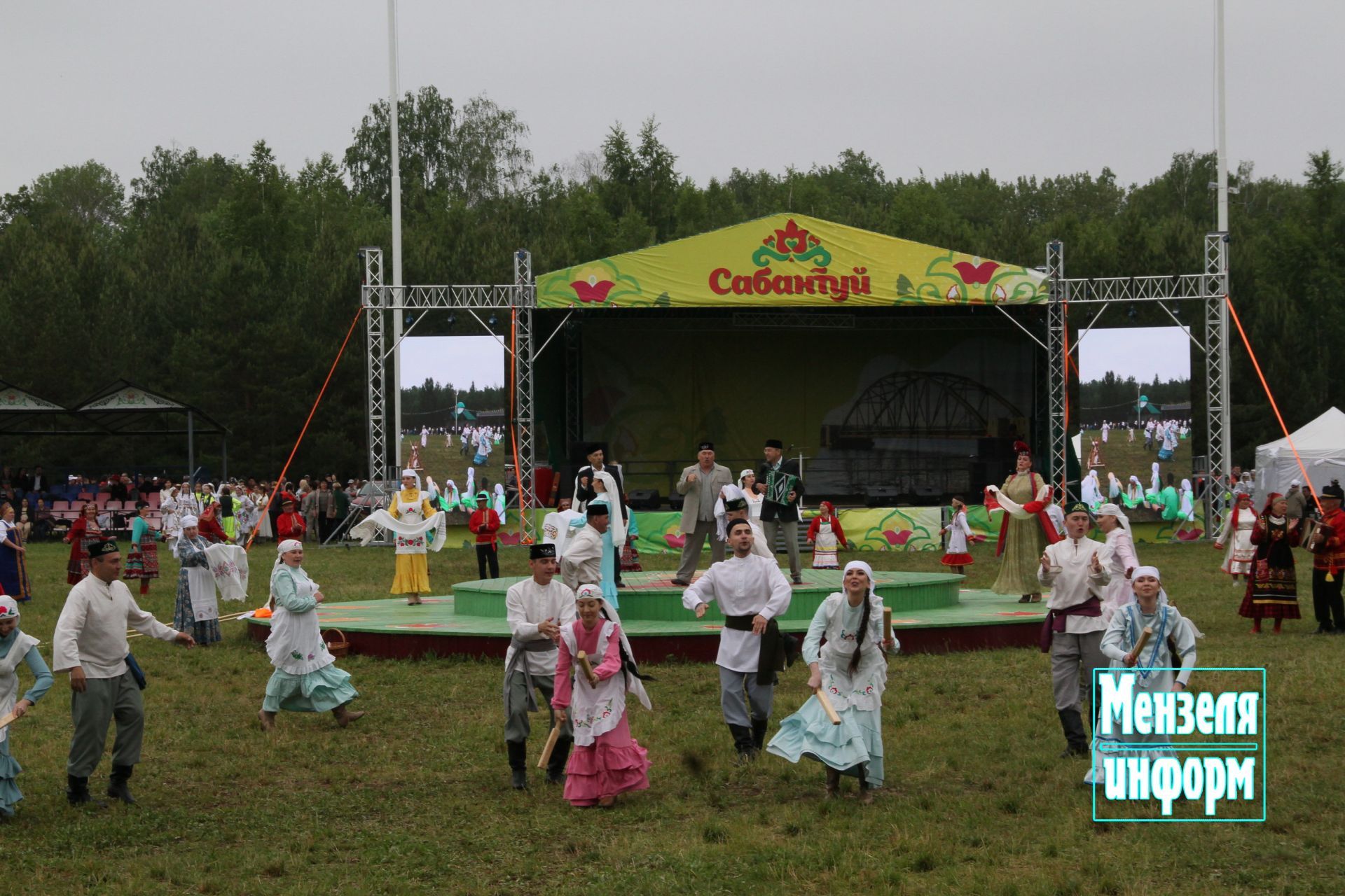 В центре майдана — герои труда Мензелинского района