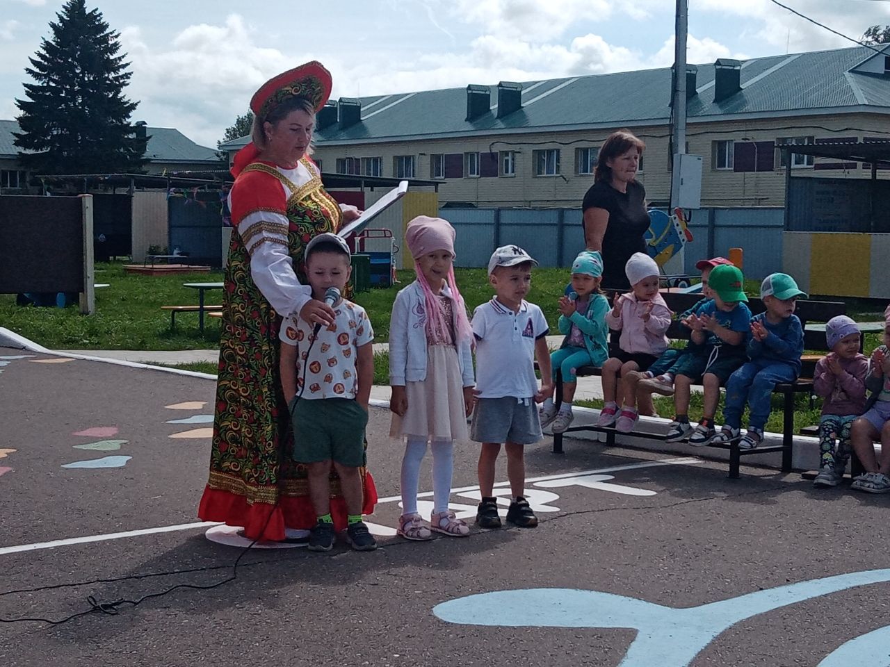 В детском саду № 8 «Солнышко» прошел праздник «Мама, папа, я — дружная семья»