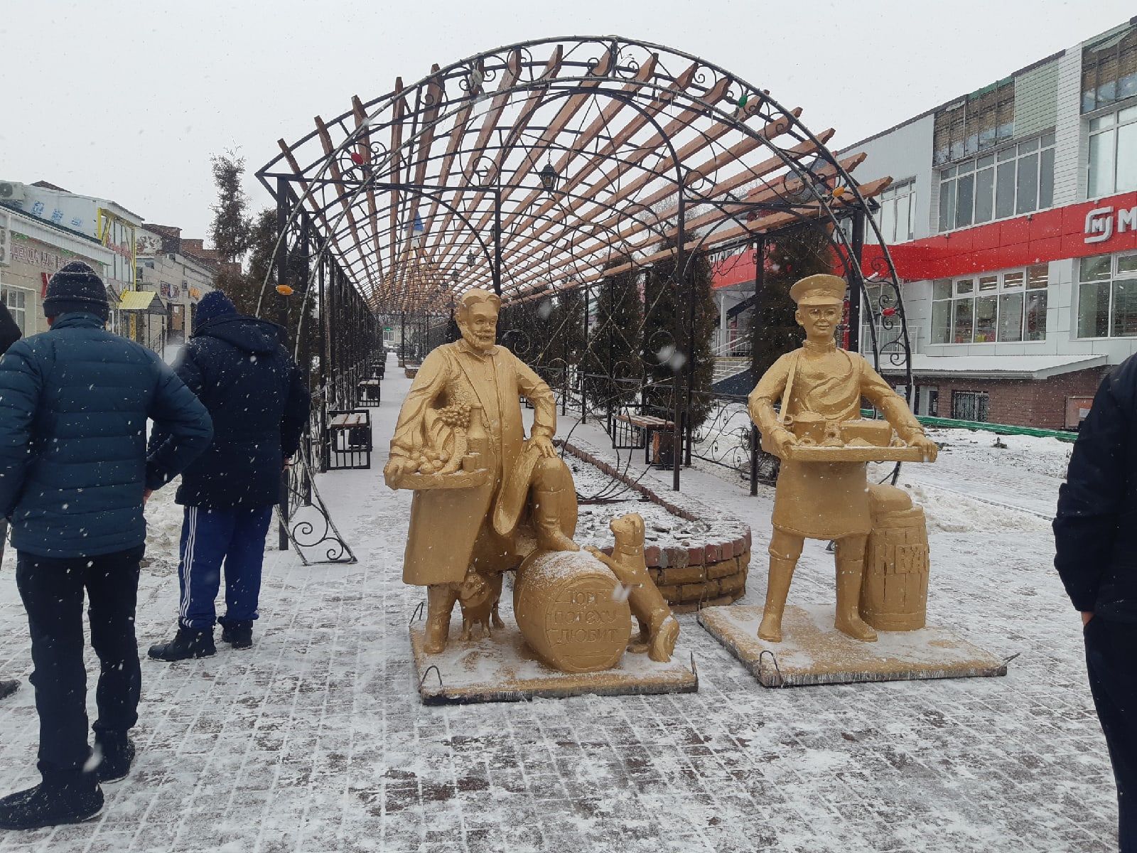 Торговые ряды в Мензелинске пополнились ещё двумя композициями