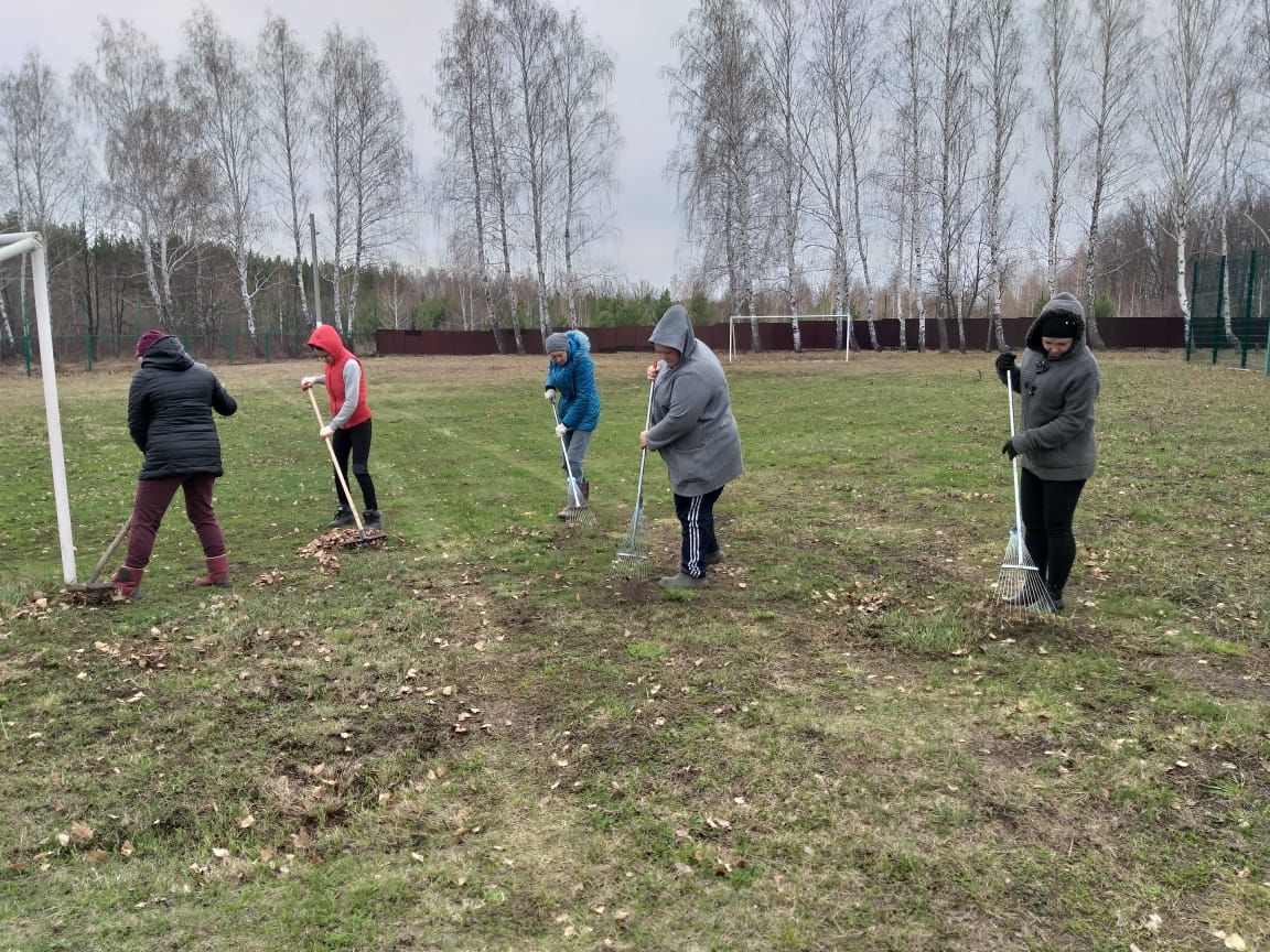 В Мензелинске продолжаются субботники