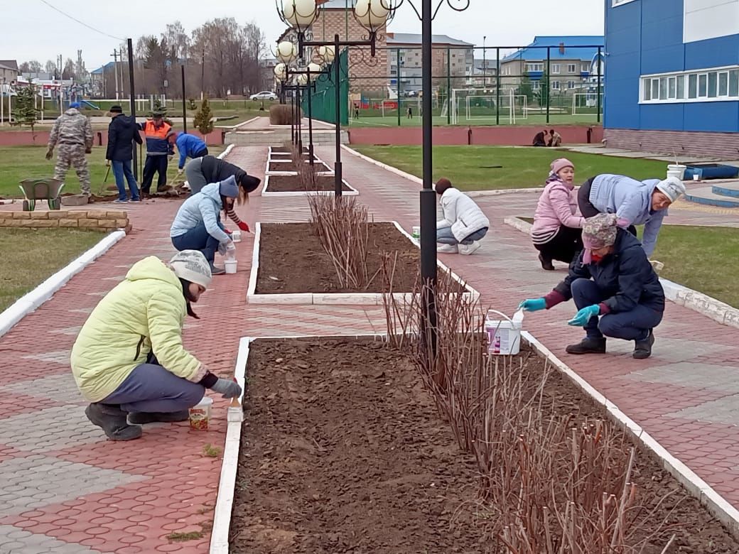 В Мензелинске продолжаются субботники