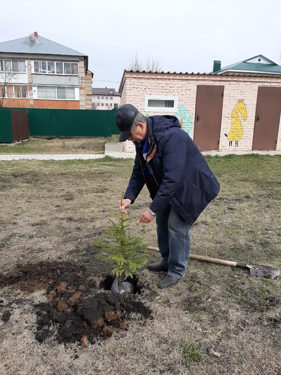 В Мензелинске продолжаются субботники