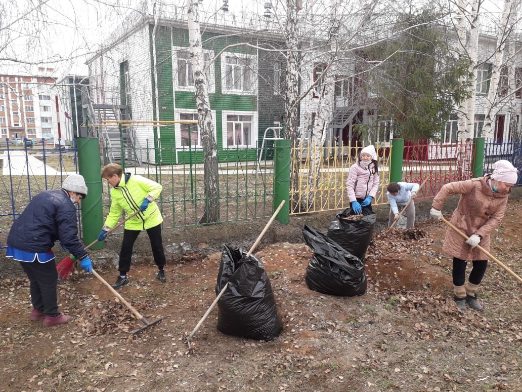 В Мензелинске продолжаются субботники