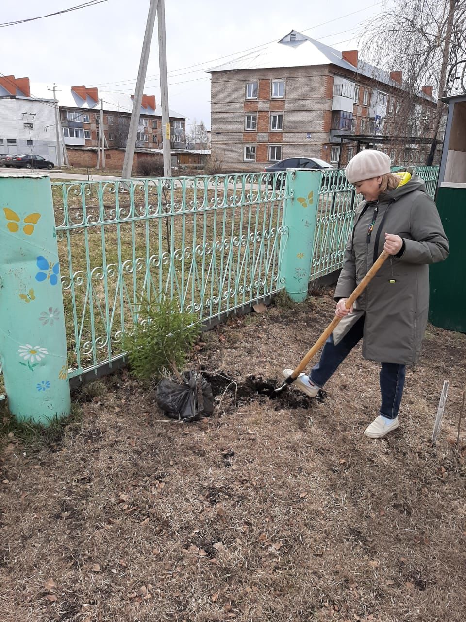 В Мензелинске продолжаются субботники