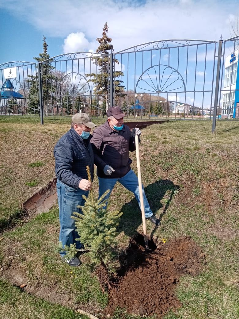 В Мензелинске продолжаются субботники