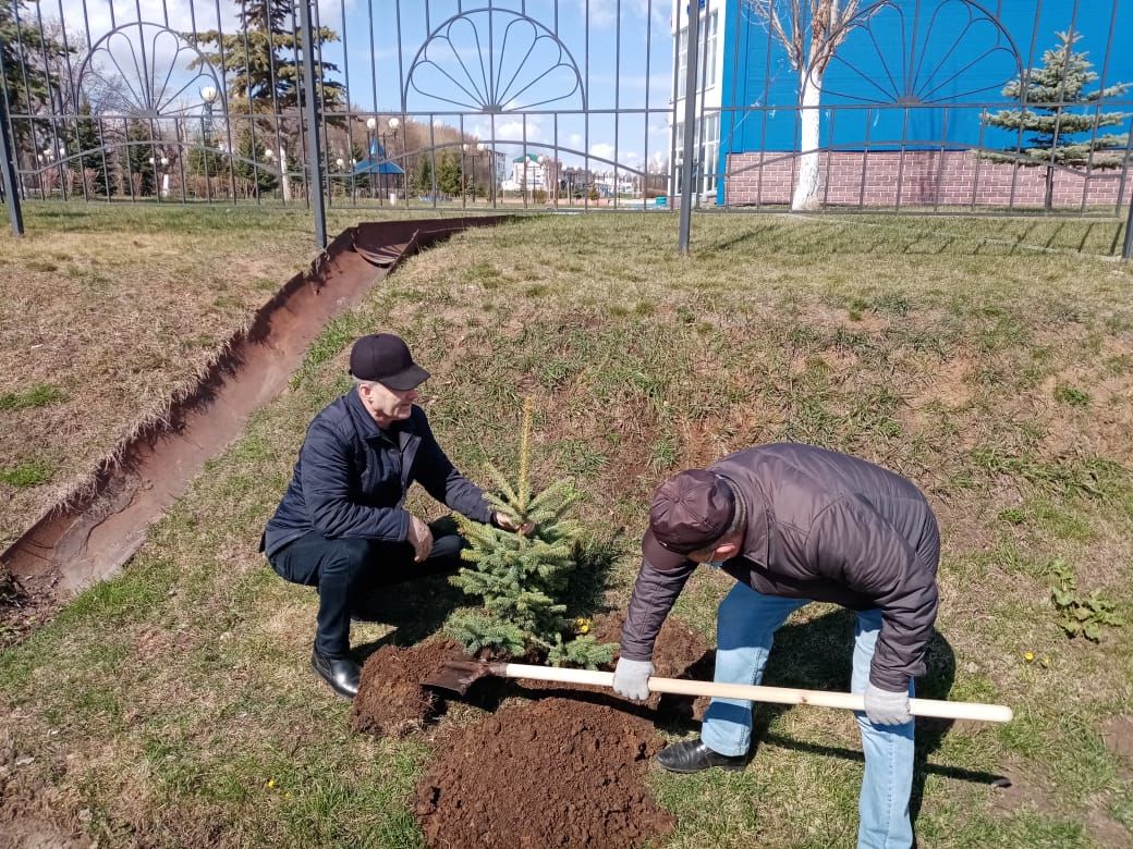 В Мензелинске продолжаются субботники