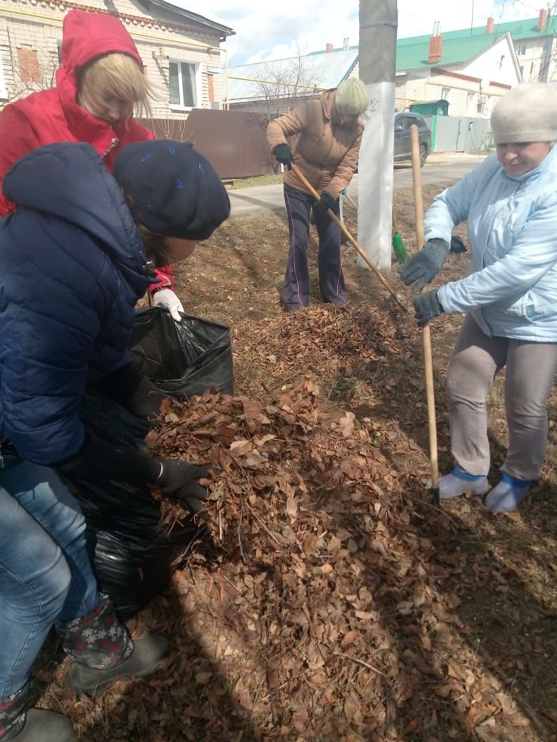 В Мензелинске продолжаются субботники