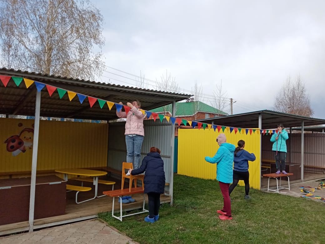 В Мензелинске продолжаются субботники