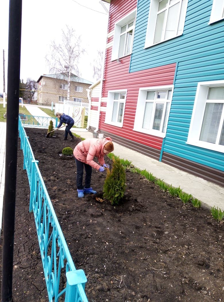 В Мензелинске продолжаются субботники