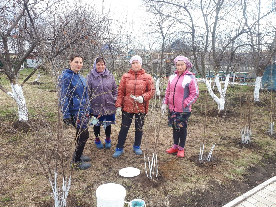 В Мензелинске продолжаются субботники