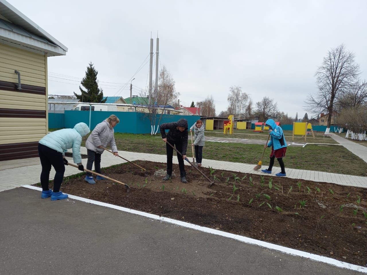 В Мензелинске продолжаются субботники