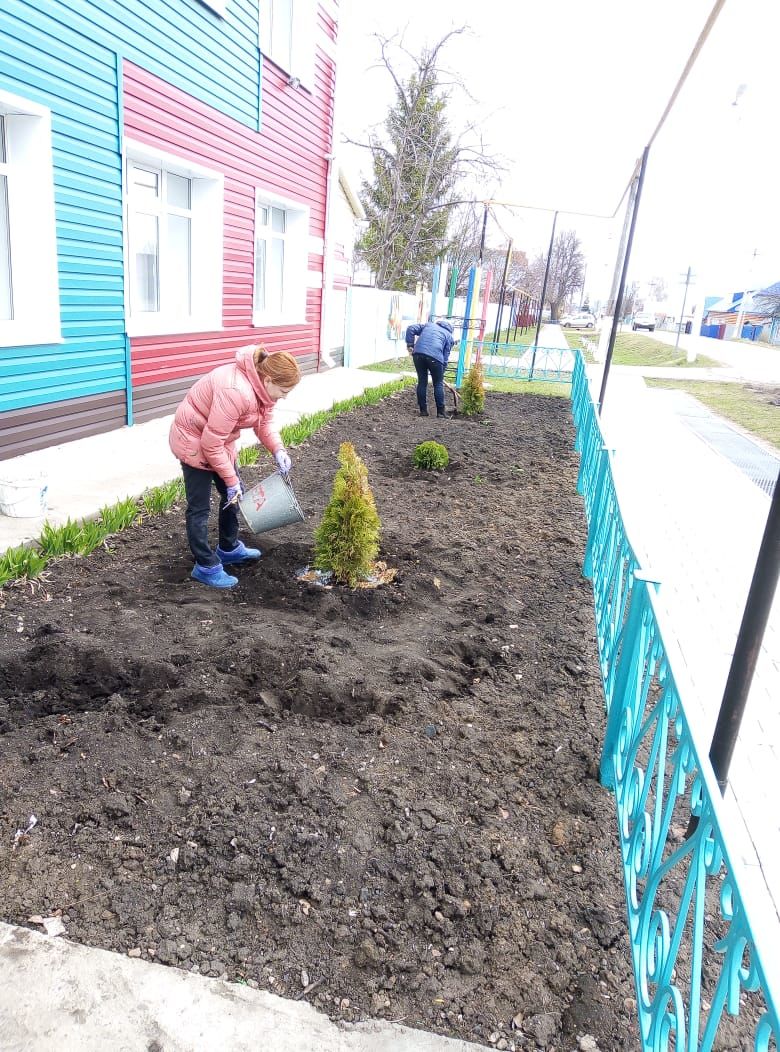 В Мензелинске продолжаются субботники