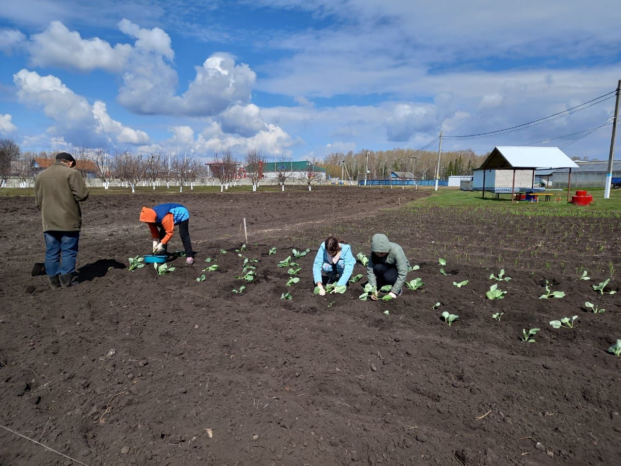 В Мензелинске продолжаются субботники