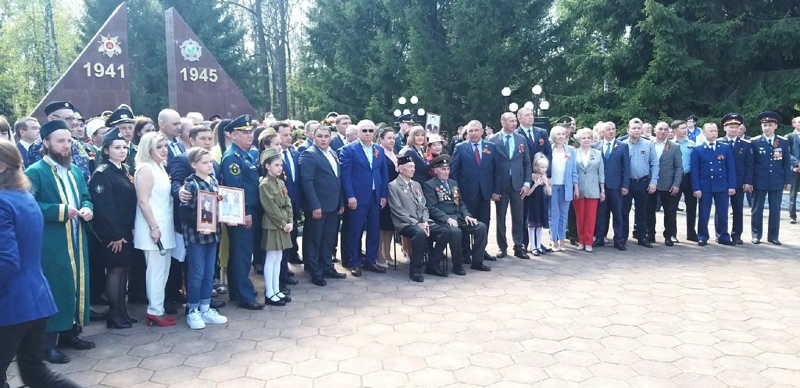 Первый фоторепортаж с митинга Победы в парке имени Ленина Мензелинска