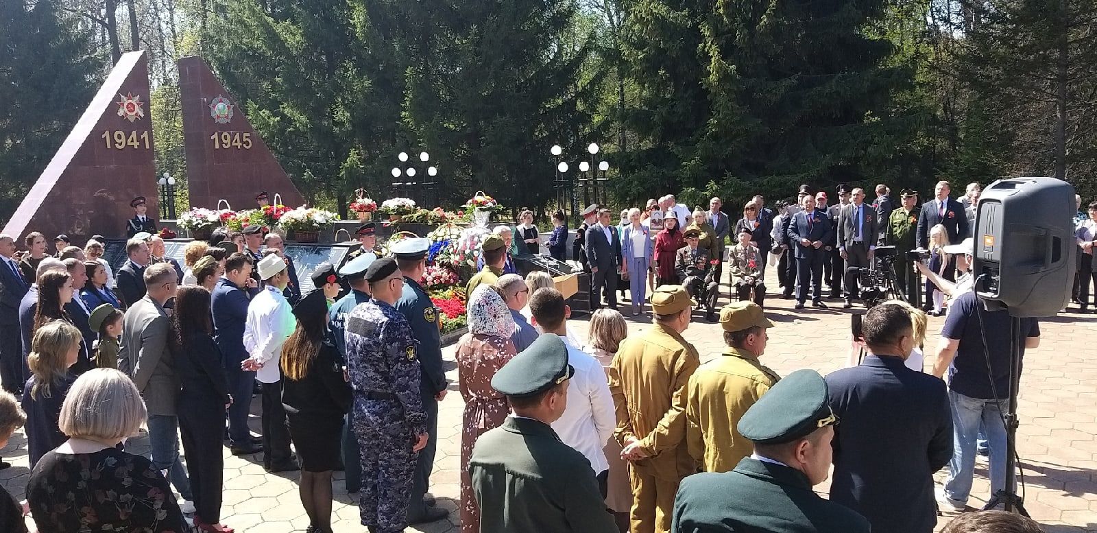 Первый фоторепортаж с митинга Победы в парке имени Ленина Мензелинска