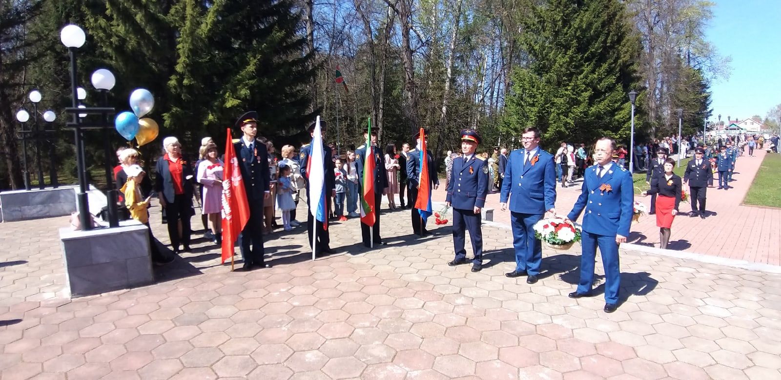 Первый фоторепортаж с митинга Победы в парке имени Ленина Мензелинска