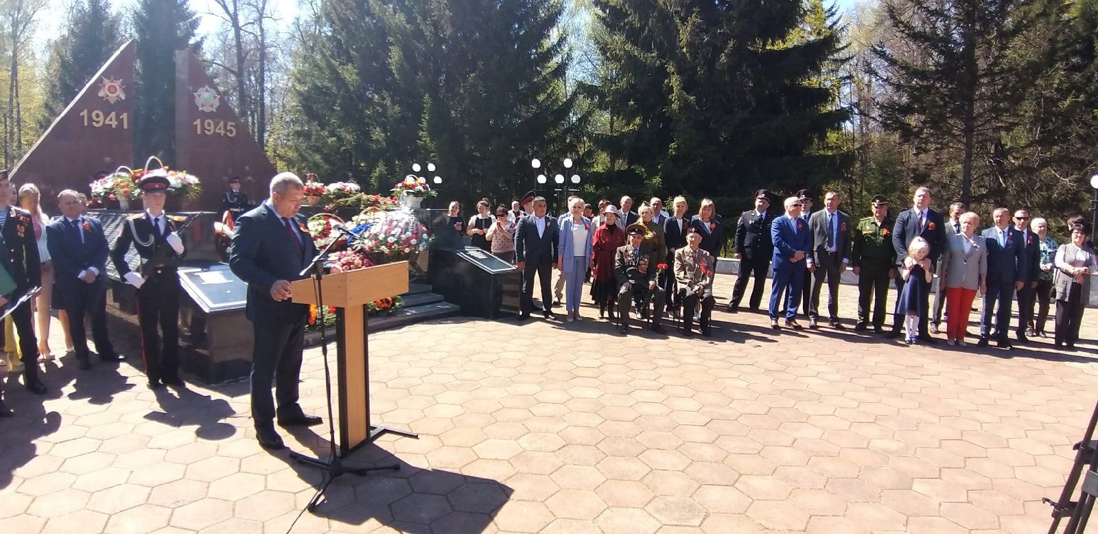 Первый фоторепортаж с митинга Победы в парке имени Ленина Мензелинска