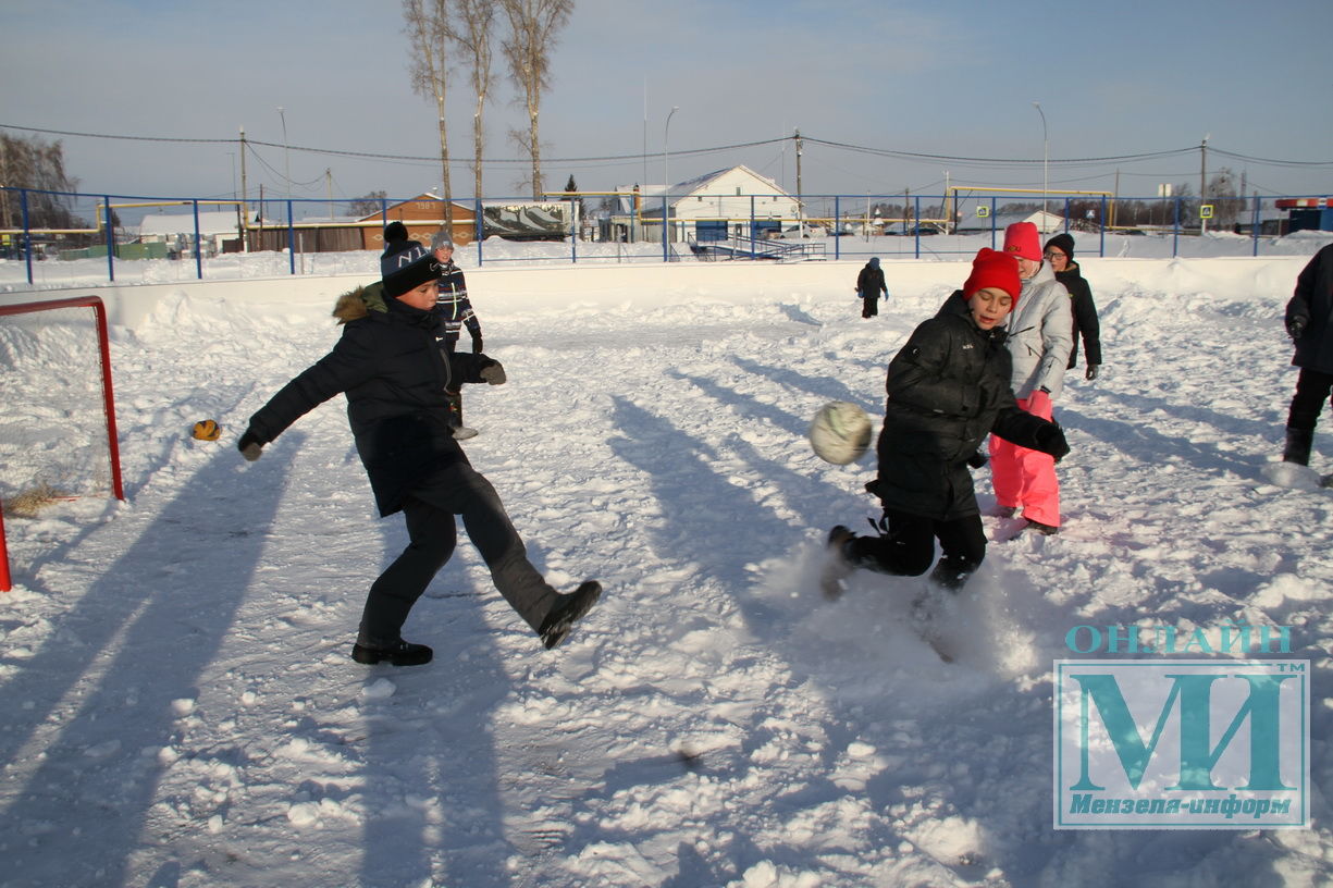 Мензелинцы сыграли в футбол в валенках