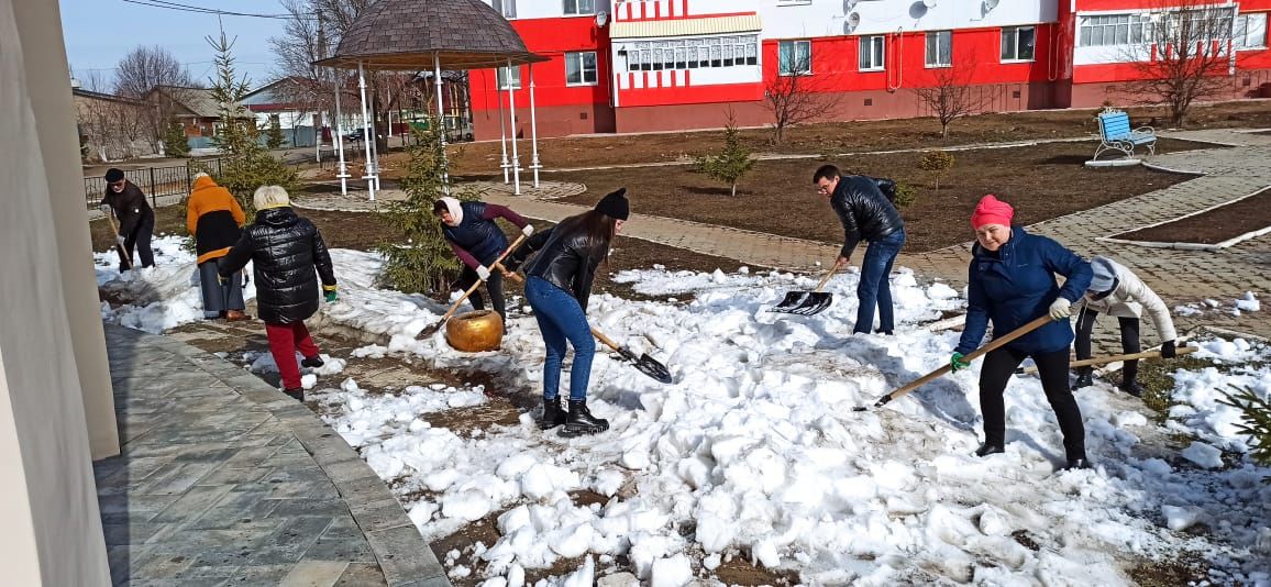 Артисты и работники Мензелинского театра вышли на субботник