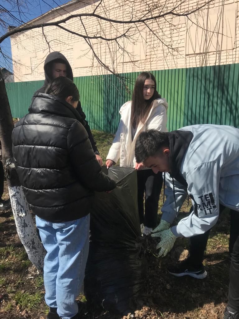 В Мензелинске продолжаются субботники