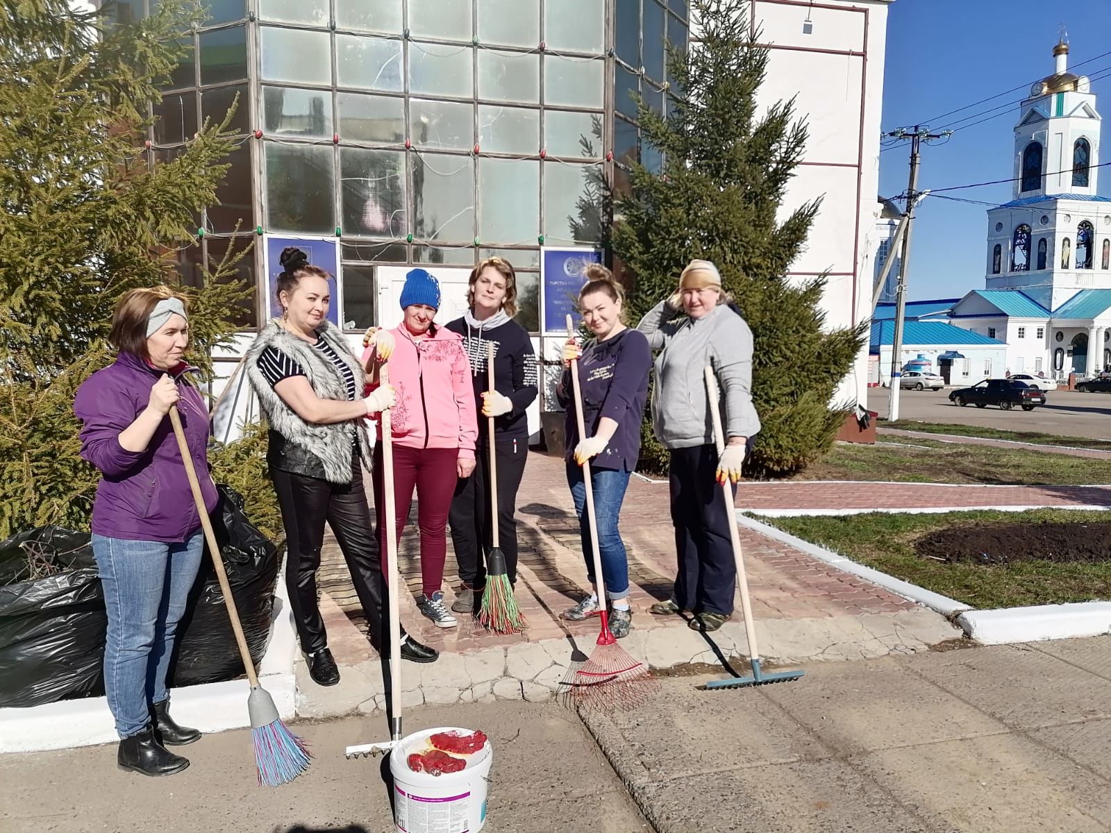 В Мензелинске продолжаются субботники