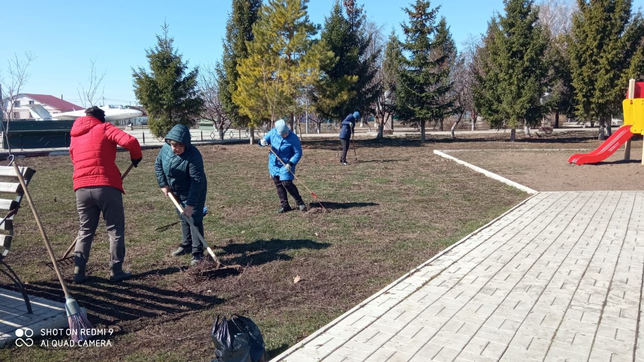 В Мензелинске продолжаются субботники