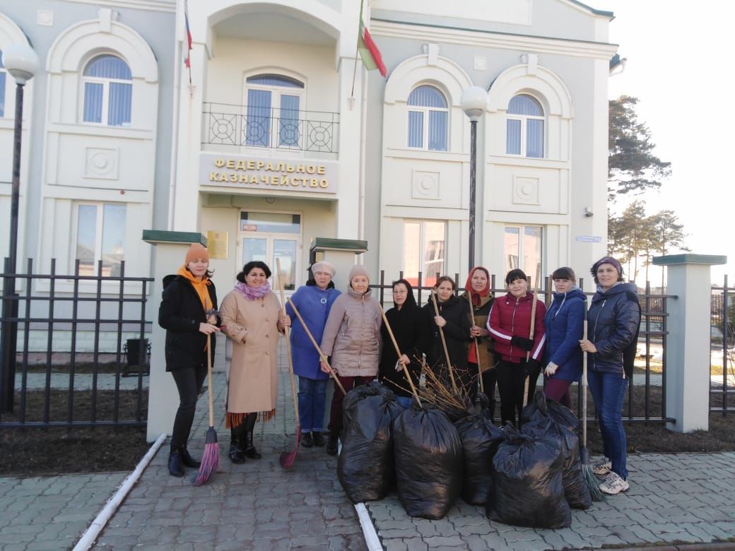 В Мензелинске продолжаются субботники