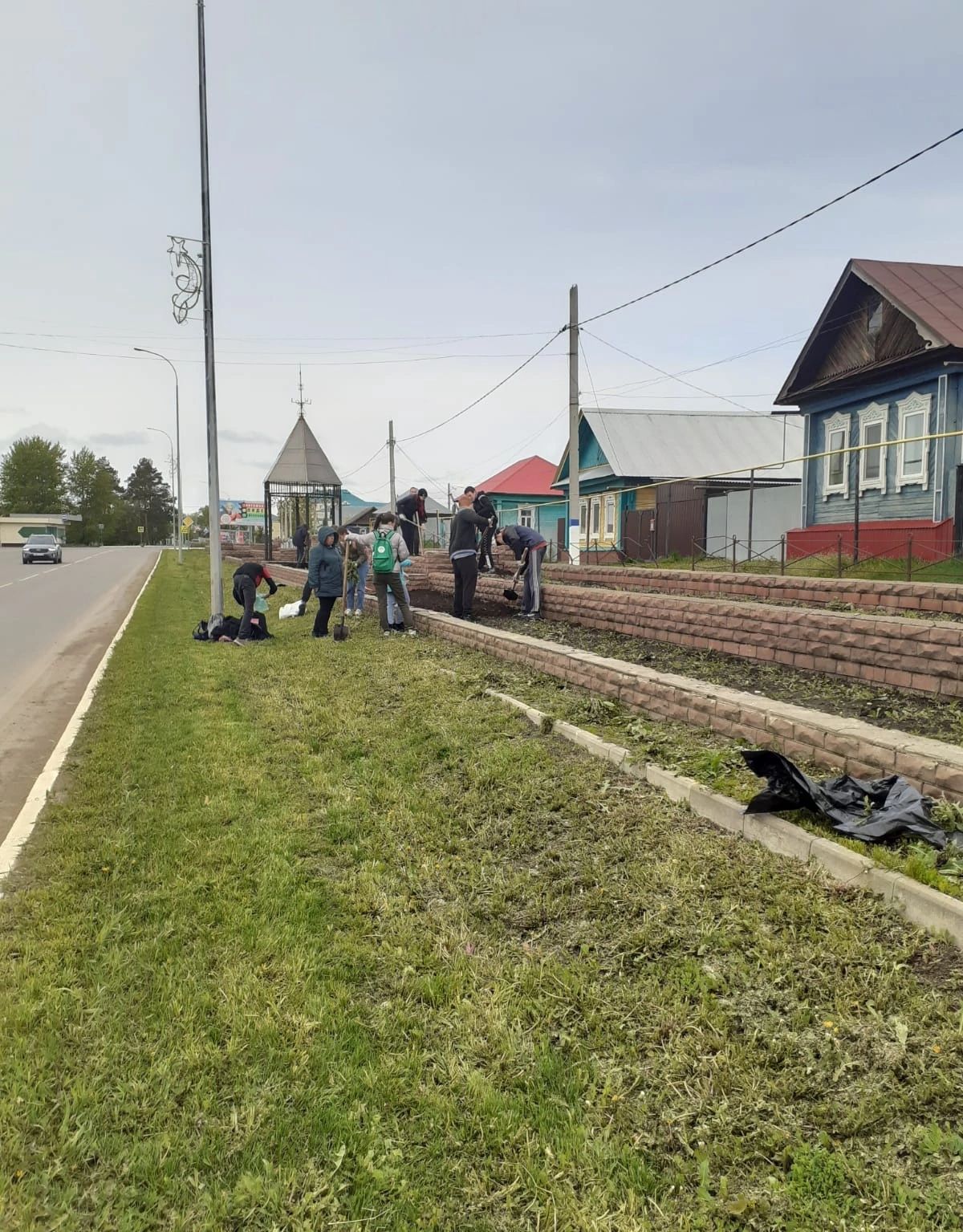 Учебные заведения, учреждения продолжают благоустраивать территорию города и майдана