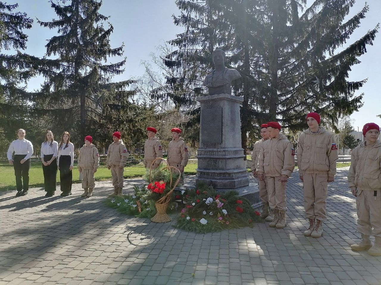 Фотогалерея с молодежного митинга, проходивший возле памятника поэта - героя Мусы Джалиля