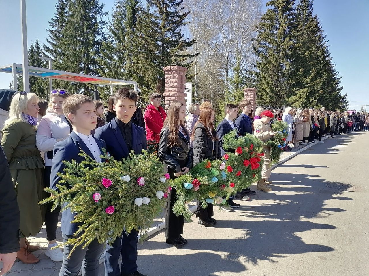 Фотогалерея с молодежного митинга, проходивший возле памятника поэта - героя Мусы Джалиля